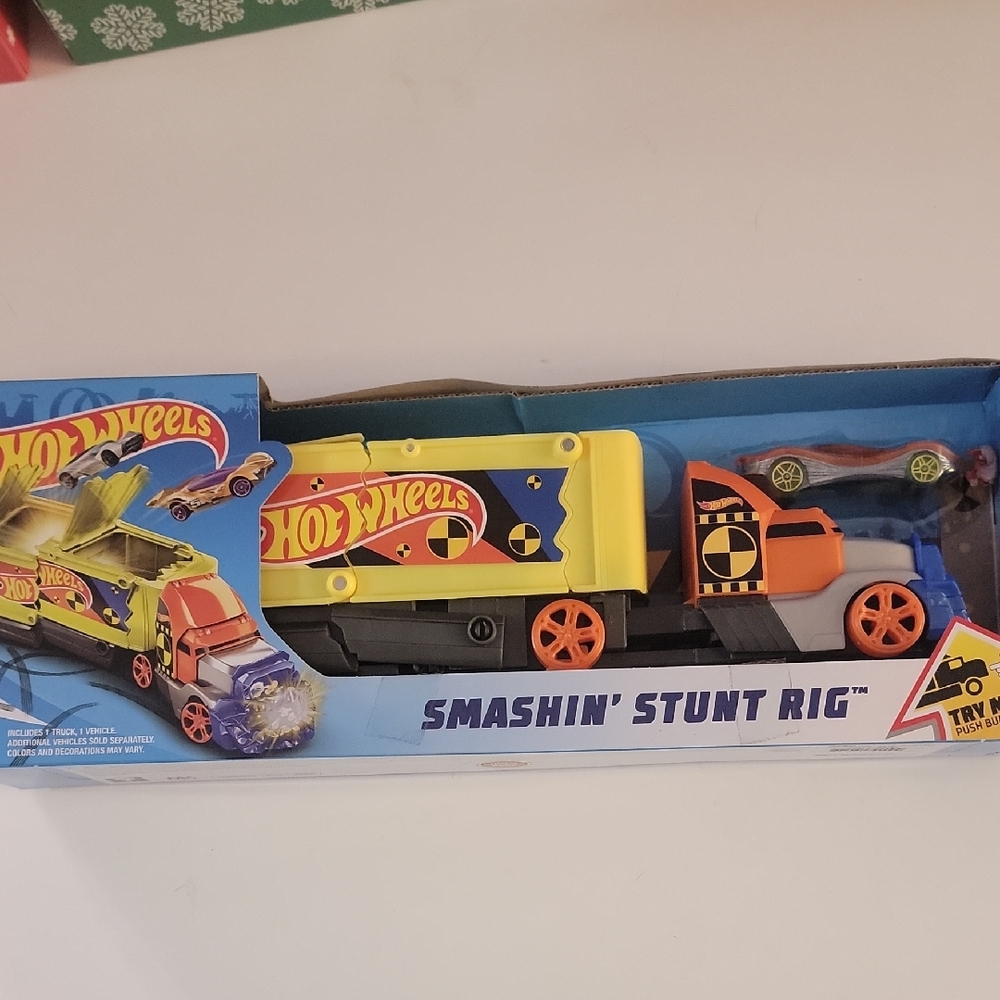 Hot Wheels Smashin' Stunt Rig - Yellow and Orange NEW IN BOX